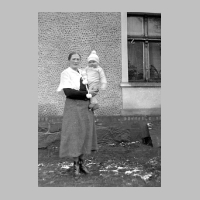 104-0109 Martha Klein mit ihrem Sohn Gerhard.jpg